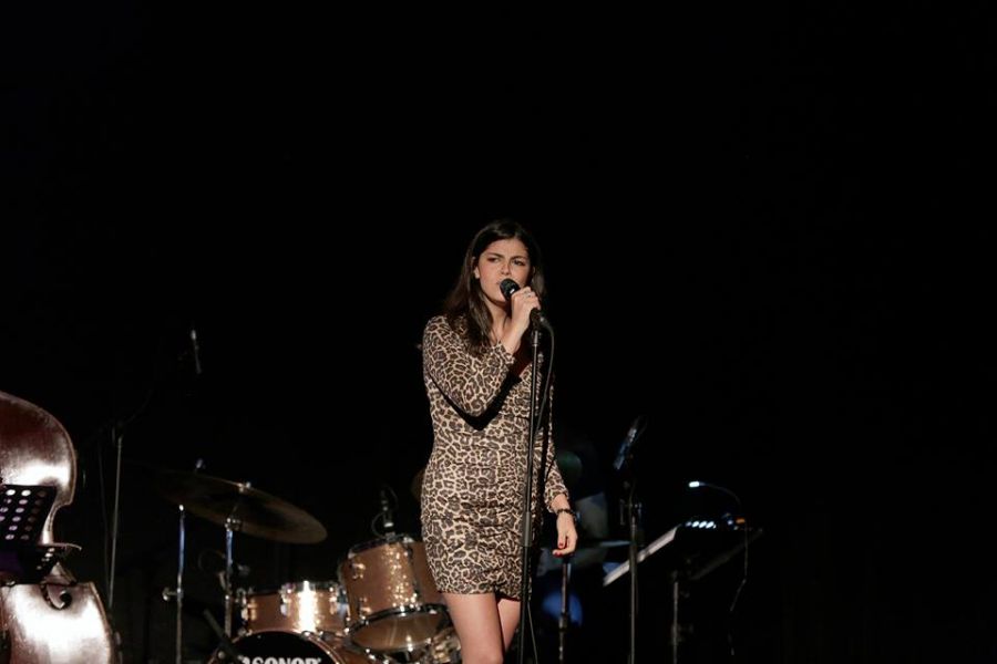 Nikki Yanofsky performing